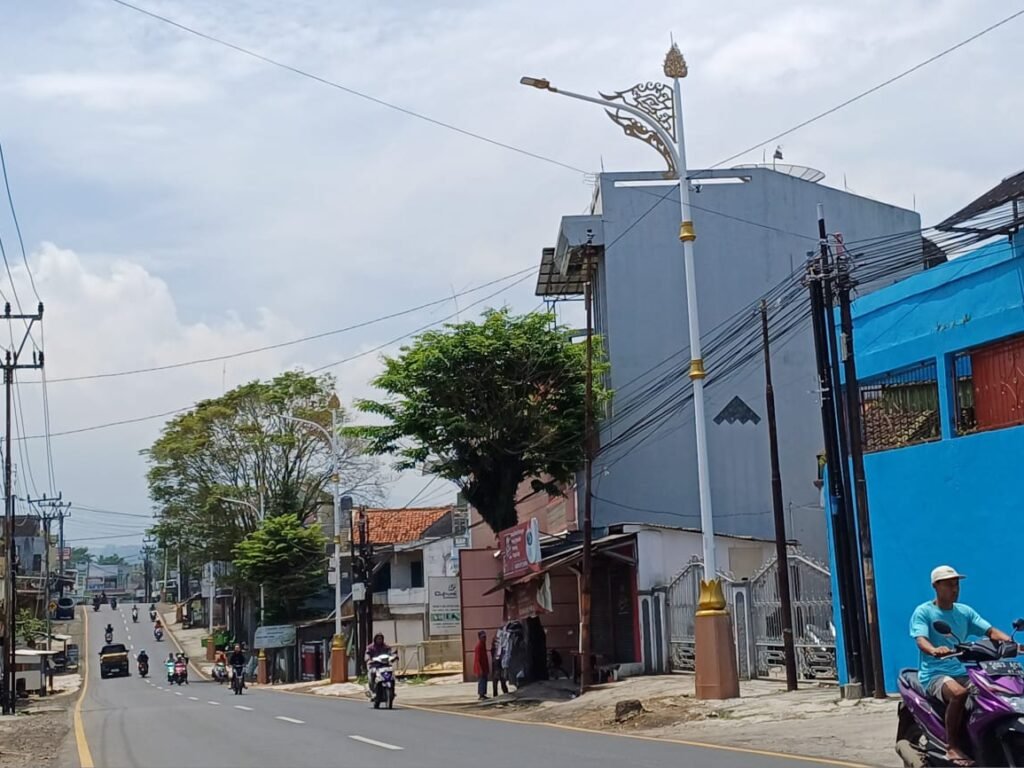 Program PJU yang dilaksanakan oleh Dishub Provinsi Jabar nampak sudah berjejer di sebagian jalan di wilayah Kabupaten Garut. (Ft: asep ahmad)