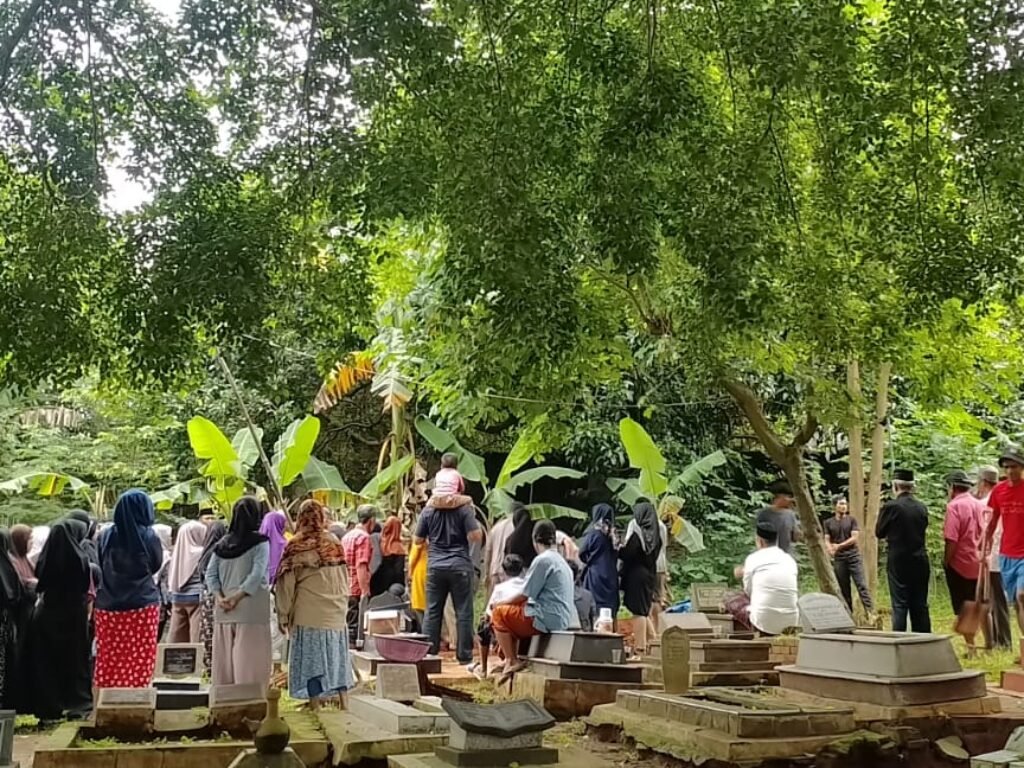 Saat Kampung Mendadak Sunyi: Satu Sosok Pergi, Kenangan Menolak Pulang