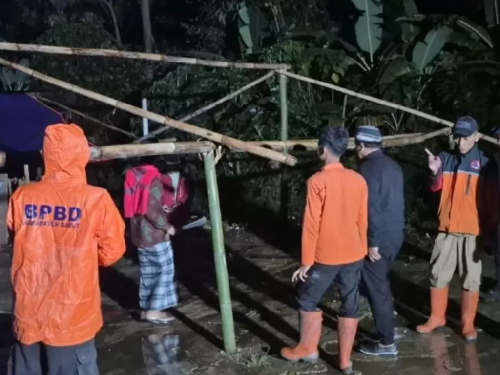 Sekolah Nyaris Rubuh, Negara Hadir Lewat Tenda Pendidikan Darurat Ala Kampung Cipadung