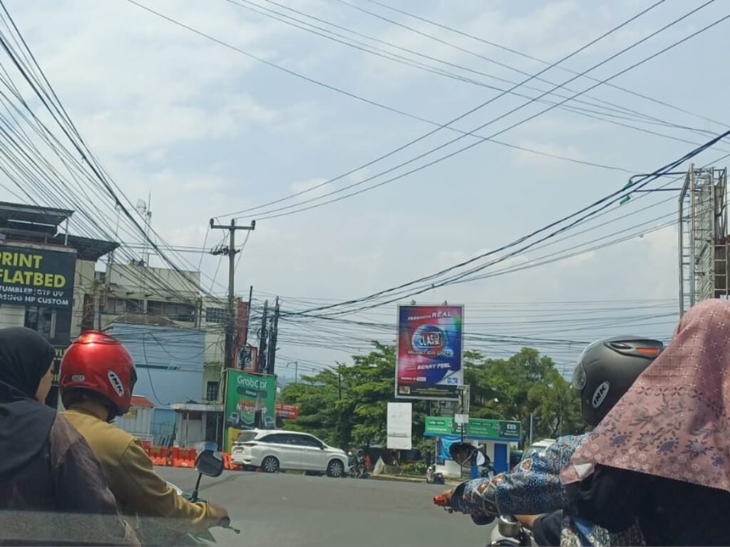 Setelah Muncul Dugaan Gratifikasi Pengadaan PJU, Salah Satu Dosen STAINUS Garut Minta Bupati Tertibkan Tiang dan Kabel Internet
