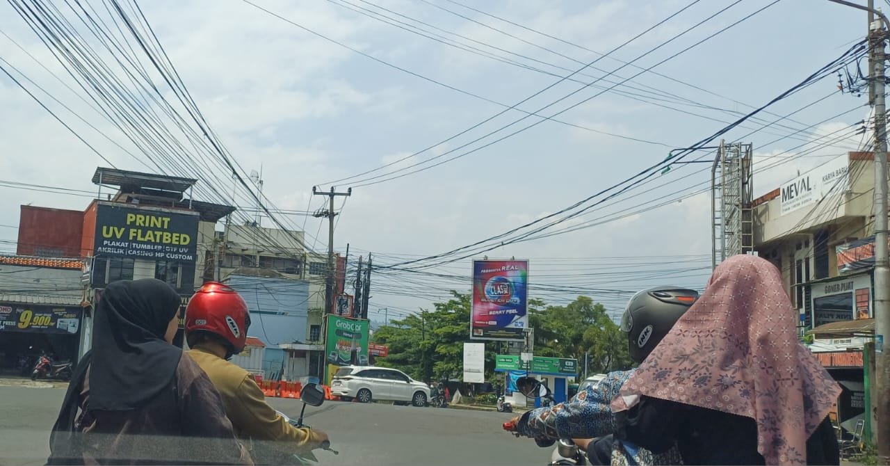 Tiang-tiang dan kabel listrik dan internet di Perempatan jalan trafick light Maktal di Jalan Cimanuk nampak merusak pemandangan dan ketertiban. Kabel-kabel yang menempel pada tiang nampak "berterbangan" diatas pengguna jalan raya. jpeg.jpeg