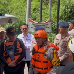Kerja keras Brimob Polda Jabar dibantu sejumlah elemen lainnya melakuan pencarian korban hanyut di Sungai Cimanuk Garut membuahkan hasil. Pencarian dilakukan sampai memakan waktu selama tiga hari. Namun sayang korban sudah tidak bernyawa. (Ft: ist)
