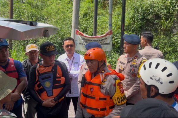 Kerja keras Brimob Polda Jabar dibantu sejumlah elemen lainnya melakuan pencarian korban hanyut di Sungai Cimanuk Garut membuahkan hasil. Pencarian dilakukan sampai memakan waktu selama tiga hari. Namun sayang korban sudah tidak bernyawa. (Ft: ist)