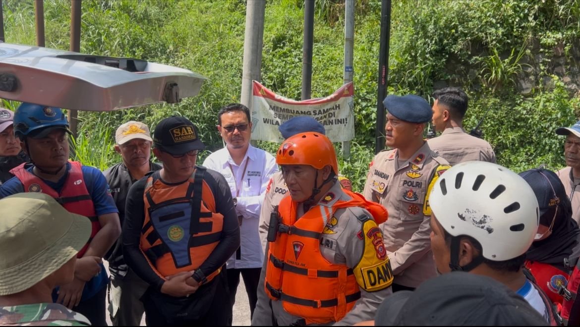 Kerja keras Brimob Polda Jabar dibantu sejumlah elemen lainnya melakuan pencarian korban hanyut di Sungai Cimanuk Garut membuahkan hasil. Pencarian dilakukan sampai memakan waktu selama tiga hari. Namun sayang korban sudah tidak bernyawa. (Ft: ist)