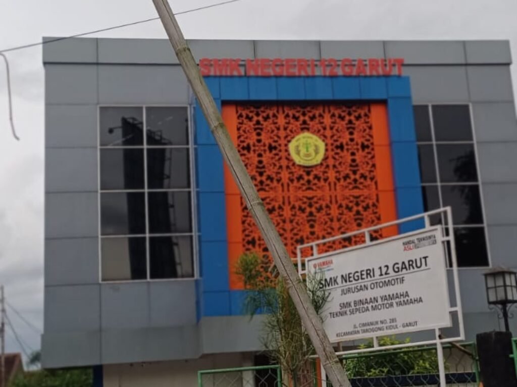 Bambu Tua Jadi Penopang Puluhan Kabel Internet di Gerbang SMKN 12 Garut Warga Minta Pemkab Bertindak Tegas