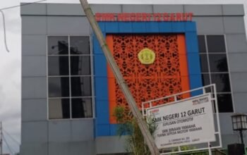 Bambu Tua di depan SMAN 12 Garut menopang sekitar puluhan kabel internet yang membentang di depan gerbang sekolah yang terletak di sekitar persimpangan Simlim (Simpang Lima) Kabupaten Garut. (Ft: asep ahmad)