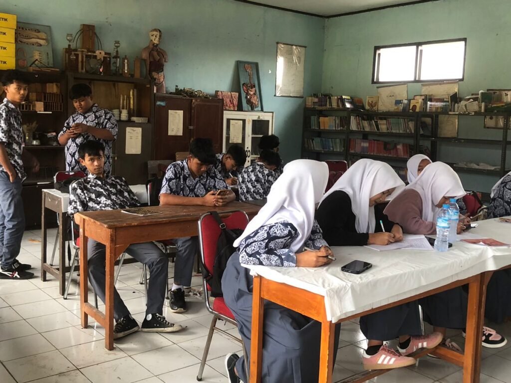 GLMPK Salurkan Bantuan Kursi untuk Siswa SMA YBHM, Pendidikan Tidak Boleh Jadi Korban dari Konflik Apa Pun