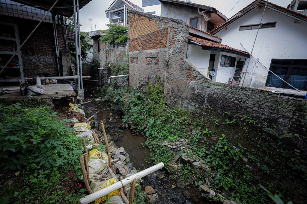 Aliran air di permukiman warga Komplek Sukup