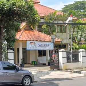 Tiang dan kabel internet berjejer dan membentang di depan kantor Diskominfo Kabupaten Garut. (ft: asep ahmad)