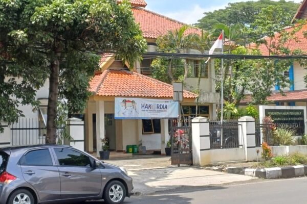 Tiang Kokoh Berdiri Tanpa Komando, Kabel-Kabel Melambai Merusak Estetika, Tapi Pejabat Garut Seolah “Tutup Mata”