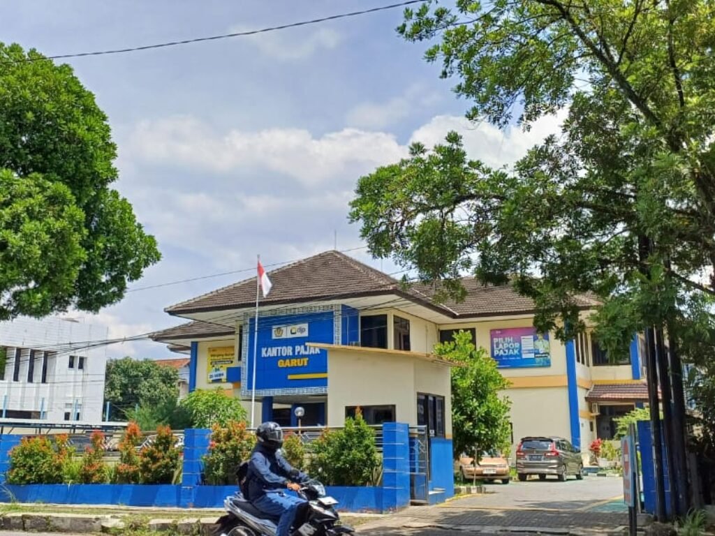 tiang-tiang dan kabel internet juga terpasang kokoh dan membentang di halaman Kantor Pajak Pratama Garut. Lalu, bagaimana dengan kondisi di depan kantor Bupati dan Wakil Bupati serta DPRD Garut..?? (ft: asep ahmad)
