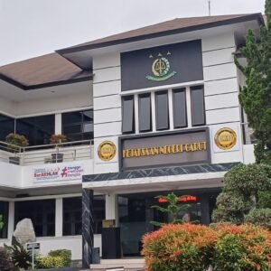 MEGAH: Gedung Kejari Garut yang terletak di Jl. Suherman, Kelurahan Tarogong Kidul nampak terlihat megah. Kantor ini merupakan tempat para Jaksa menjalankan tugasnya. Kini, lembaga Adhyaksa tersebut terseret isu tentang dugaan pelanggaran kode etik. (Ft: asep ahmad)