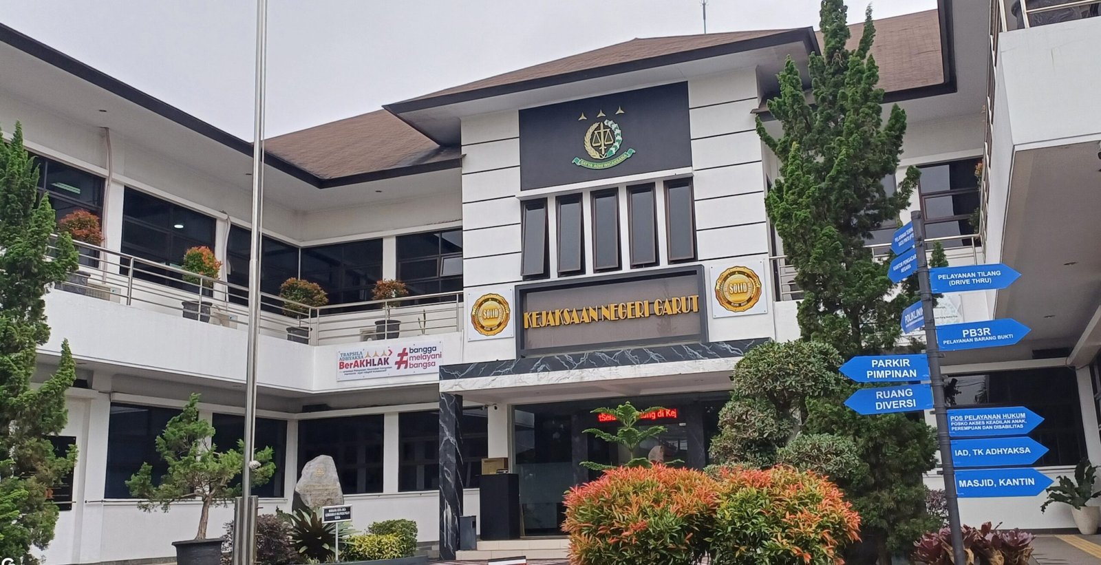 MEGAH: Gedung Kejari Garut yang terletak di Jl. Suherman, Kelurahan Tarogong Kidul nampak terlihat megah. Kantor ini merupakan tempat para Jaksa menjalankan tugasnya. Kini, lembaga Adhyaksa tersebut terseret isu tentang dugaan pelanggaran kode etik. (Ft: asep ahmad)