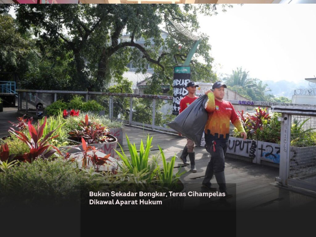 Bukan Sekadar Bongkar, Teras Cihampelas Dikawal Aparat Hukum