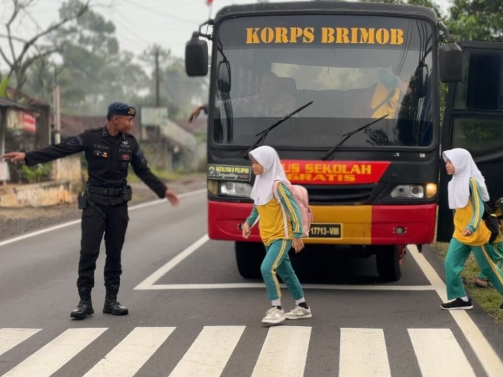 Brimob Turun Jadi Sopir Bus Gratis Menyelamatkan Pelajar dari Ongkos dan Janji