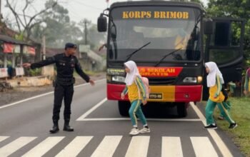 Brimob Turun Jadi Sopir Bus Gratis Menyelamatkan Pelajar dari Ongkos dan Janji