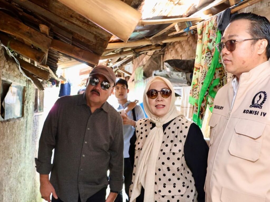 100 Ribu Rumah Masih Gelap, DPRD Baru Nyalakan Senter: Listrik Desa Jalan Pelan, Warga Jalan Pakai Lilin