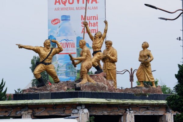 Patung Simpang Lima Kota Garut.