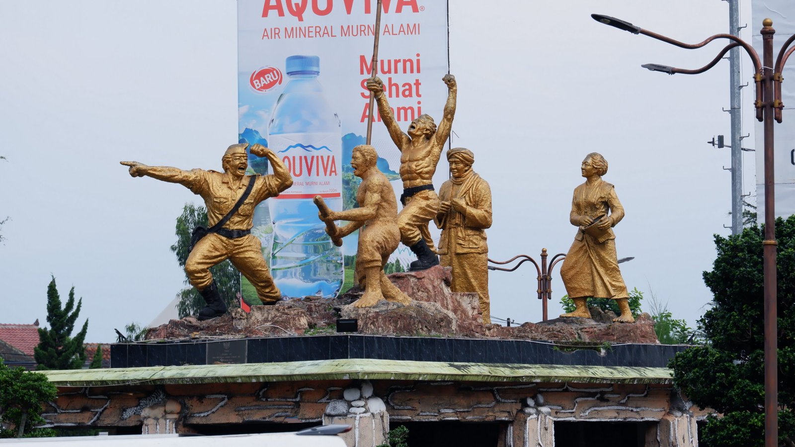 Patung Simpang Lima Kota Garut.