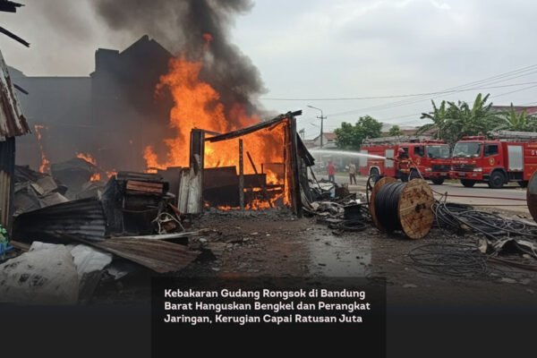 Kebakaran Gudang Rongsok di Bandung Barat Hanguskan Bengkel dan Perangkat Jaringan, Kerugian Capai Ratusan Juta