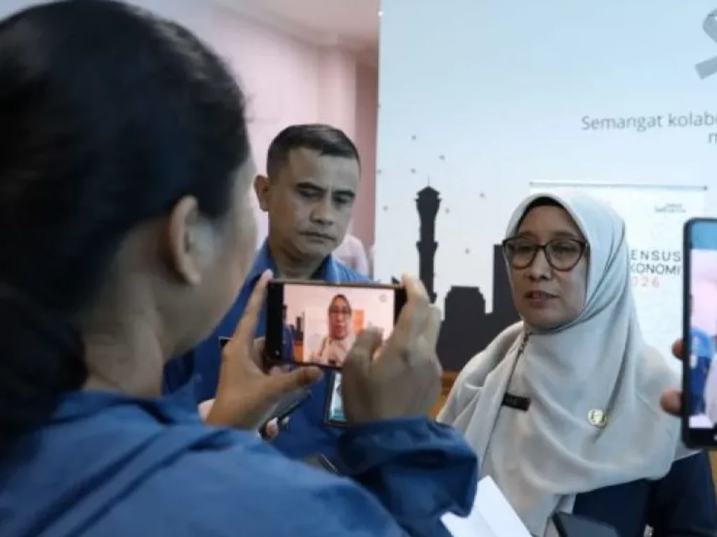 Padi Melimpah, Pejabat Panen Klaim: Sawah Kerja, Panggung Bicara