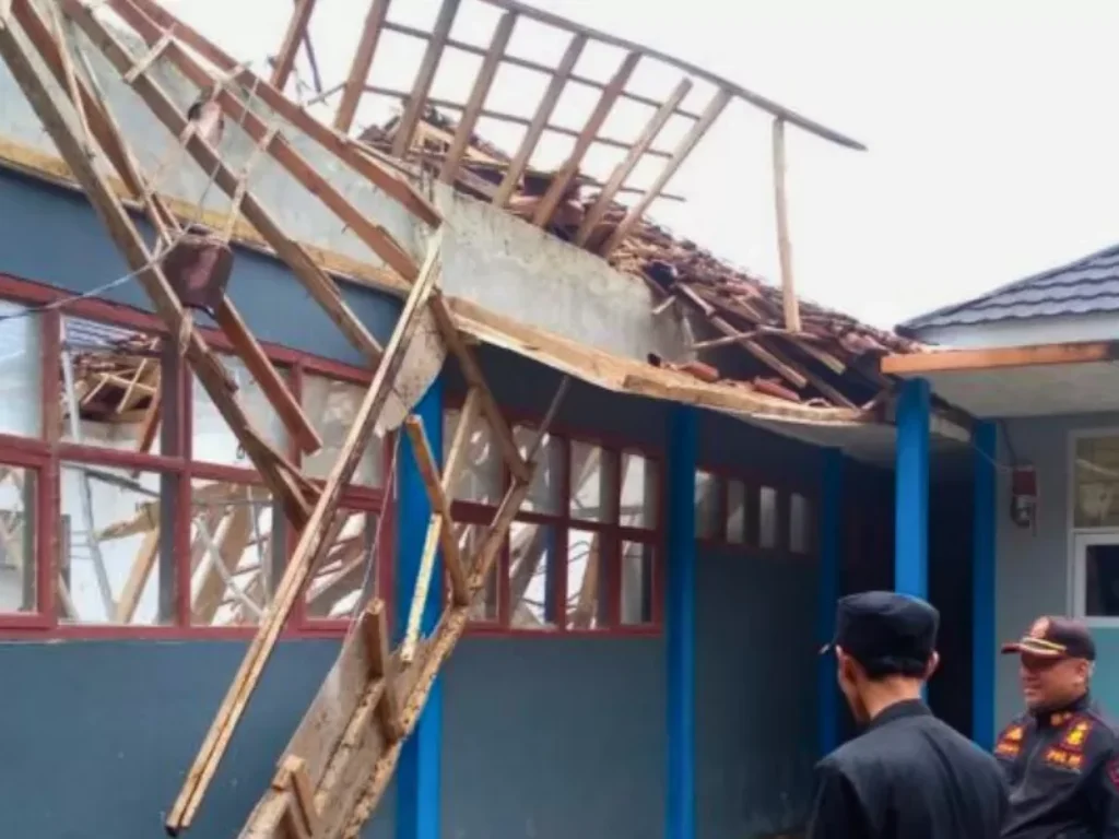 Sekolah Tua vs Hujan Galak: Atap SMKN 11 Garut Menyerah Duluan