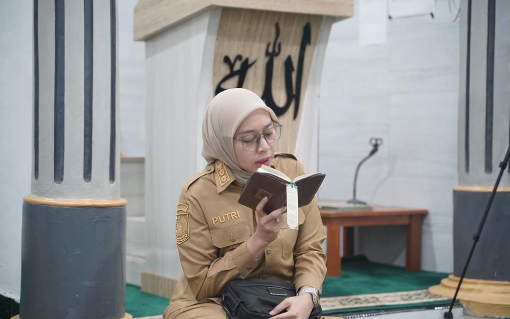 Wakil Bupati Garut, Putri Karlina, mengikuti tadarus Al Qur’an bersama ASN di Masjid At Tauhid Sekretariat Daerah Garut, Senin locusonline featured image Feb