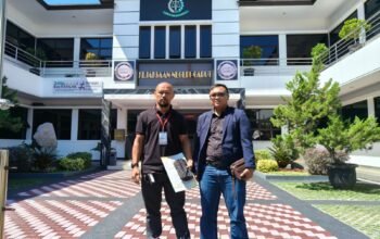 Ketua GLMPK, Bakti Syafaat dan Kuasa Hukum GLMPK, Asep Muhidin, S.H., M.H saat mengkonfirmasi Kejari Garut tentang progres penanganan perkara Kasus Korupsi BIJ Garut. (Ft; asep ahmad)