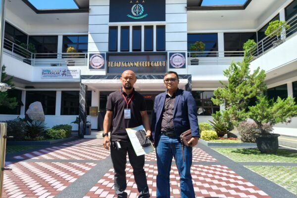 Ketua GLMPK, Bakti Syafaat dan Kuasa Hukum GLMPK, Asep Muhidin, S.H., M.H saat mengkonfirmasi Kejari Garut tentang progres penanganan perkara Kasus Korupsi BIJ Garut. (Ft; asep ahmad)
