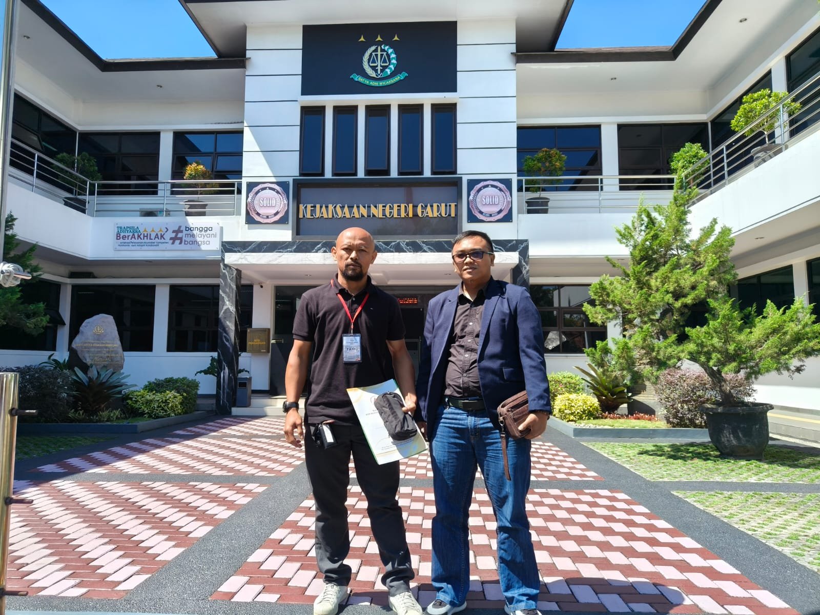 Ketua GLMPK, Bakti Syafaat dan Kuasa Hukum GLMPK, Asep Muhidin, S.H., M.H saat mengkonfirmasi Kejari Garut tentang progres penanganan perkara Kasus Korupsi BIJ Garut. (Ft; asep ahmad)