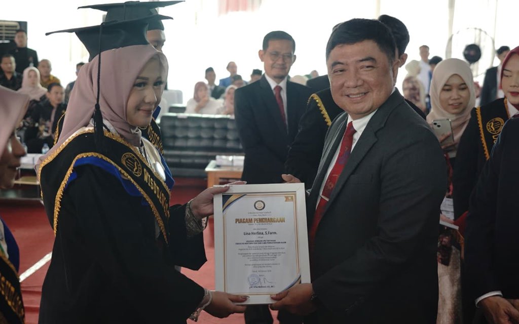 Bupati Garut memberikan selamat di acara wisuda UNIGA