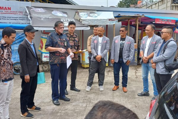 Ketua Majelis Hakim, Muhammad Sandi Alayubi, S.H., M.H memimpin agenda PS ke lokasi pabrik PT. UNI. Sebelum memasuki area pabrik, Majelis Hakim bertanya terlebih dahulu tentang nama perusahaan, lokasi dan batas-batas prusahaan berdiri. Setelah itu Majelis Hakim disertai dengan rombongan GLMPK disertai dengan kuasa hukum tergugat I dan II masuk ke area pabrik. (Ft; asep ahmad)