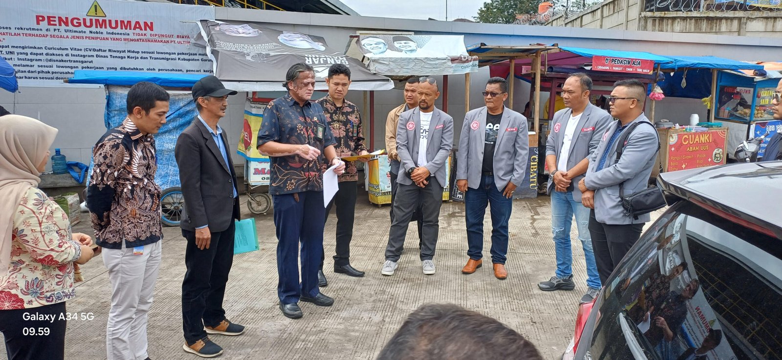 Ketua Majelis Hakim, Muhammad Sandi Alayubi, S.H., M.H memimpin agenda PS ke lokasi pabrik PT. UNI. Sebelum memasuki area pabrik, Majelis Hakim bertanya terlebih dahulu tentang nama perusahaan, lokasi dan batas-batas prusahaan berdiri. Setelah itu Majelis Hakim disertai dengan rombongan GLMPK disertai dengan kuasa hukum tergugat I dan II masuk ke area pabrik. (Ft; asep ahmad)
