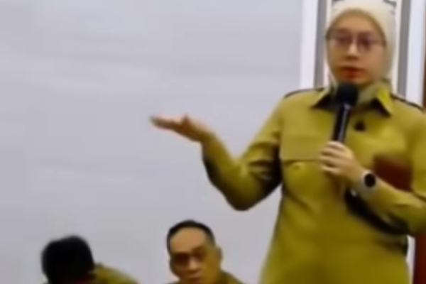 Wakil Bupati Garut, Putri Karlina saat memainkan gestur tanggannya ketika menyebut gaya kepemimpinan dan bawahanya Slooow. (Ft: screenshoot)