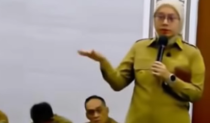 Wakil Bupati Garut, Putri Karlina saat memainkan gestur tanggannya ketika menyebut gaya kepemimpinan dan bawahanya Slooow. (Ft: screenshoot)