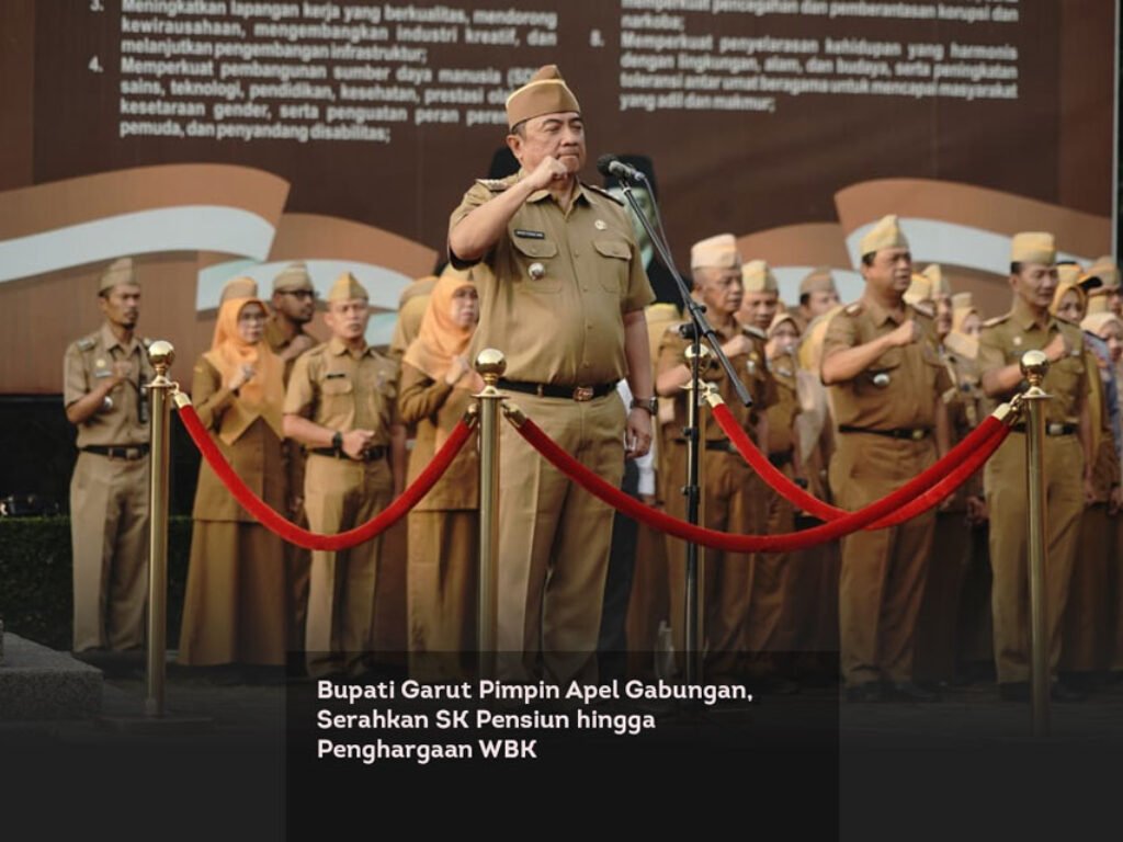 Bupati Garut Pimpin Apel Gabungan, Serahkan SK Pensiun hingga Penghargaan WBK