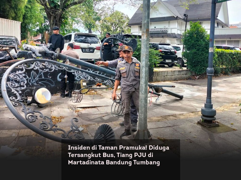 Insiden di Taman Pramuka! Diduga Tersangkut Bus, Tiang PJU di Martadinata Bandung Tumbang