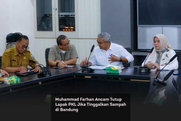 Muhammad Farhan Ancam Tutup Lapak PKL Jika Tinggalkan Sampah di Bandung locusonline featured image Mar 2026
