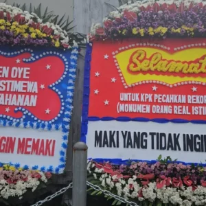 Karangan Bunga untuk KPK: Ketika Kritik Dibungkus Pita, dan Penahanan Berganti Alamat Secepat Status WhatsApp