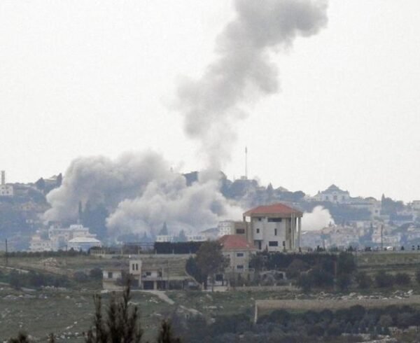 Asap mengepul setelah serangan israel di tengah meningkatnya permusuhan antara israel dan hizbullah seiring berlanjutnya konfl 1774875048237