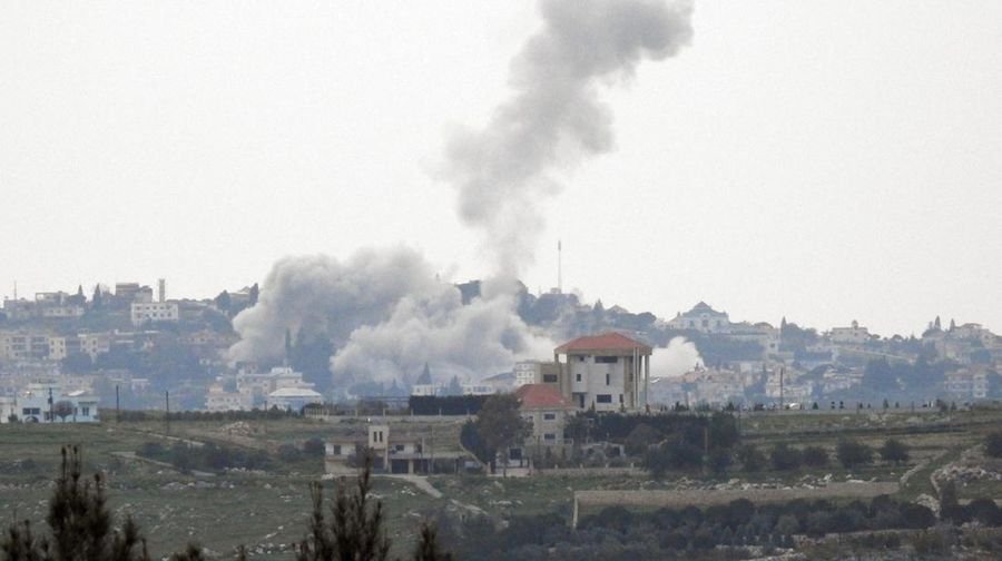 Asap mengepul setelah serangan israel di tengah meningkatnya permusuhan antara israel dan hizbullah seiring berlanjutnya konfl 1774875048237