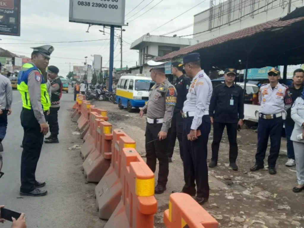 Menuju Ketupat Tanpa Kusut: Polisi Garut Pasang Water Barrier, Mudik Jangan Jadi Adu Nasib