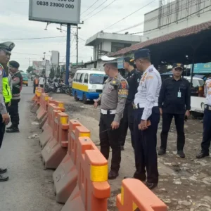 Menuju Ketupat Tanpa Kusut: Polisi Garut Pasang Water Barrier, Mudik Jangan Jadi Adu Nasib