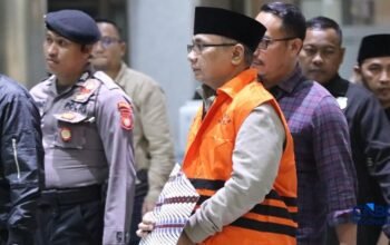 Mantan menteri agama yaqut cholil qoumas berjalan menuju mobil tahanan di gedung merah putih kpk jakarta kamis 1232026 1773317742310