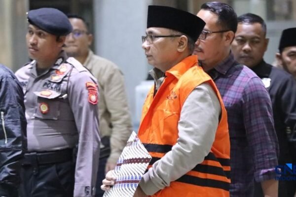 Mantan menteri agama yaqut cholil qoumas berjalan menuju mobil tahanan di gedung merah putih kpk jakarta kamis 1232026 1773317742310