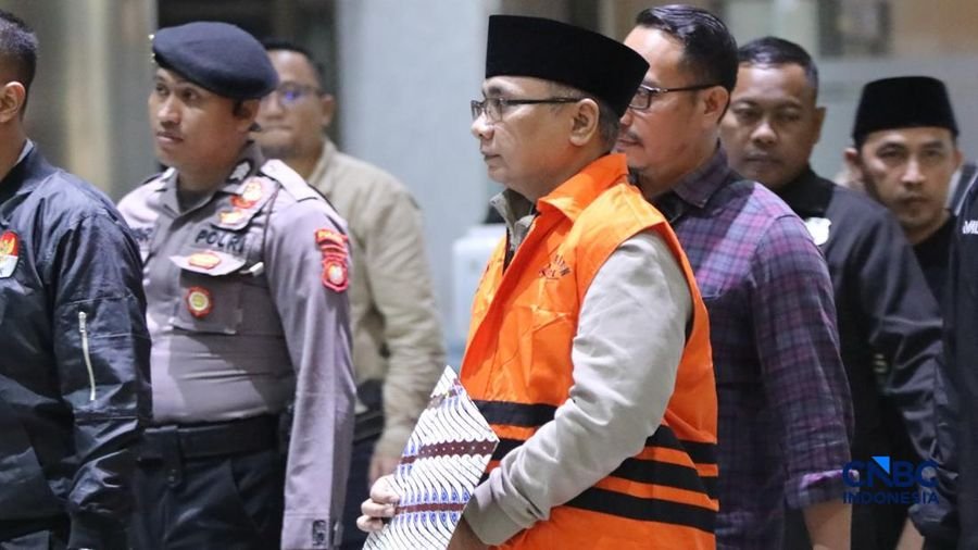 Mantan menteri agama yaqut cholil qoumas berjalan menuju mobil tahanan di gedung merah putih kpk jakarta kamis 1232026 1773317742310