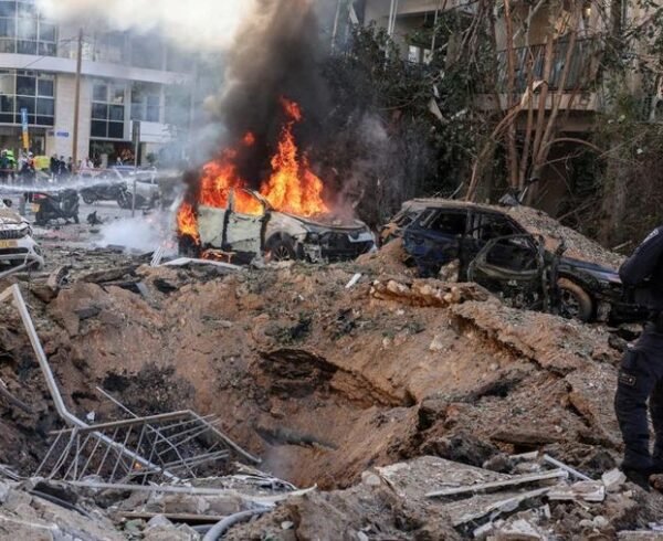 Otoritas israel melaporkan sedikitnya satu orang tewas di area ibu kota tel aviv akibat serangan rudal iran sabtu 2832026 1774685176589