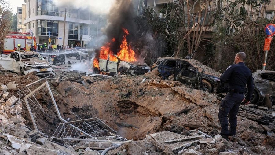 Otoritas israel melaporkan sedikitnya satu orang tewas di area ibu kota tel aviv akibat serangan rudal iran sabtu 2832026 1774685176589