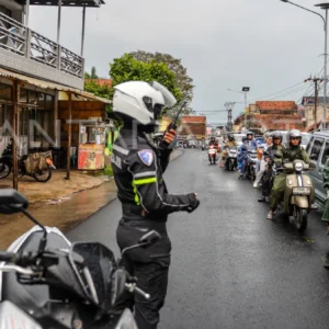 15 Menit Melawan Macet: Satu Arah di Limbangan, Solusi Sementara atau Ritual Lalu Lintas Tahunan?