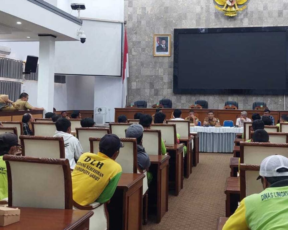 Status Relawan Kebersihan Garut Menggantung, DPRD Janji “Segera Jelas” Minimal Sebulan Lagi atau Sampai Sapu Lelah Duluan